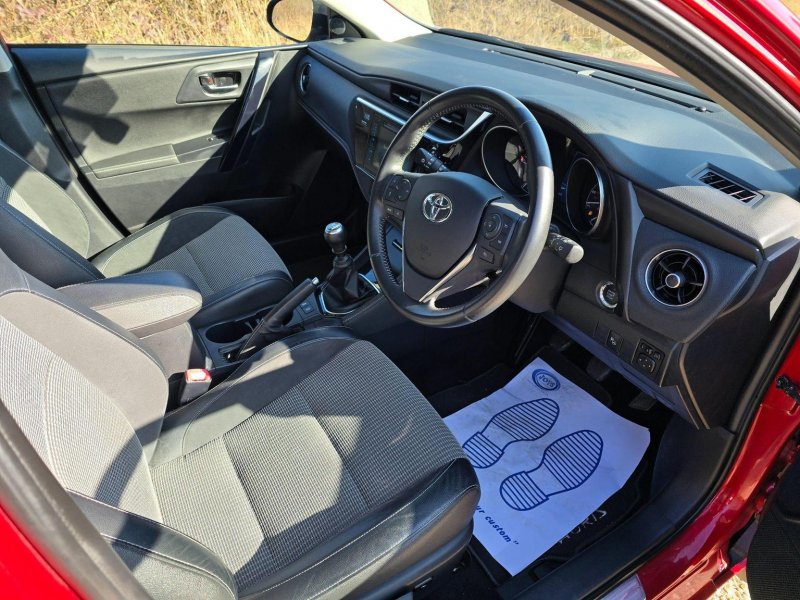 TOYOTA AURIS