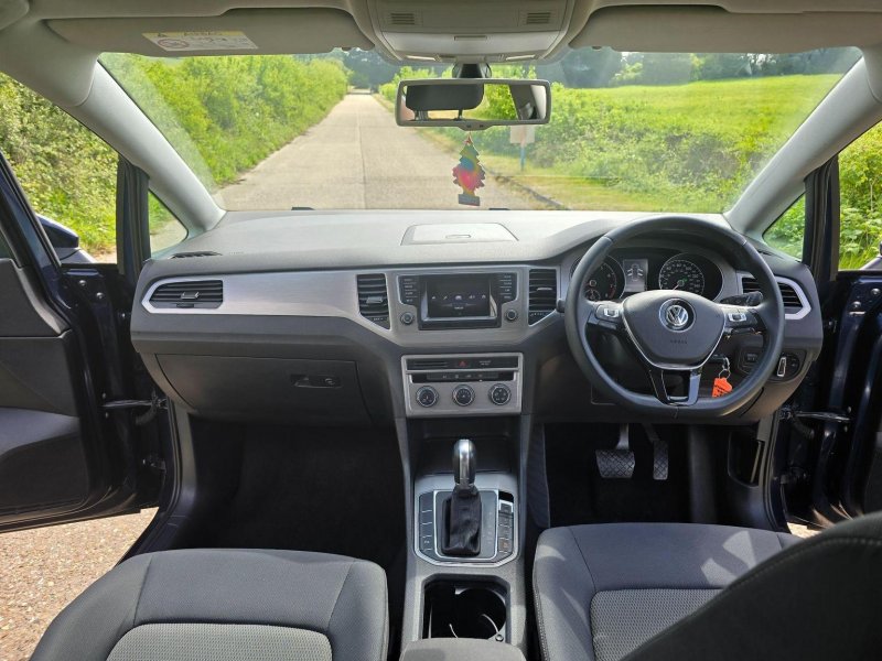 VOLKSWAGEN GOLF SV